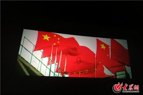 阿拉斯加被压车下一动不动,主人惊出一身冷汗,原来它在思考狗生