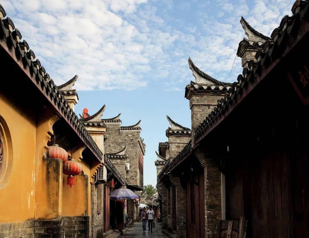 卢汉起义前,收到8字枪决密令,他巧妙改变语序,救下90余名同志